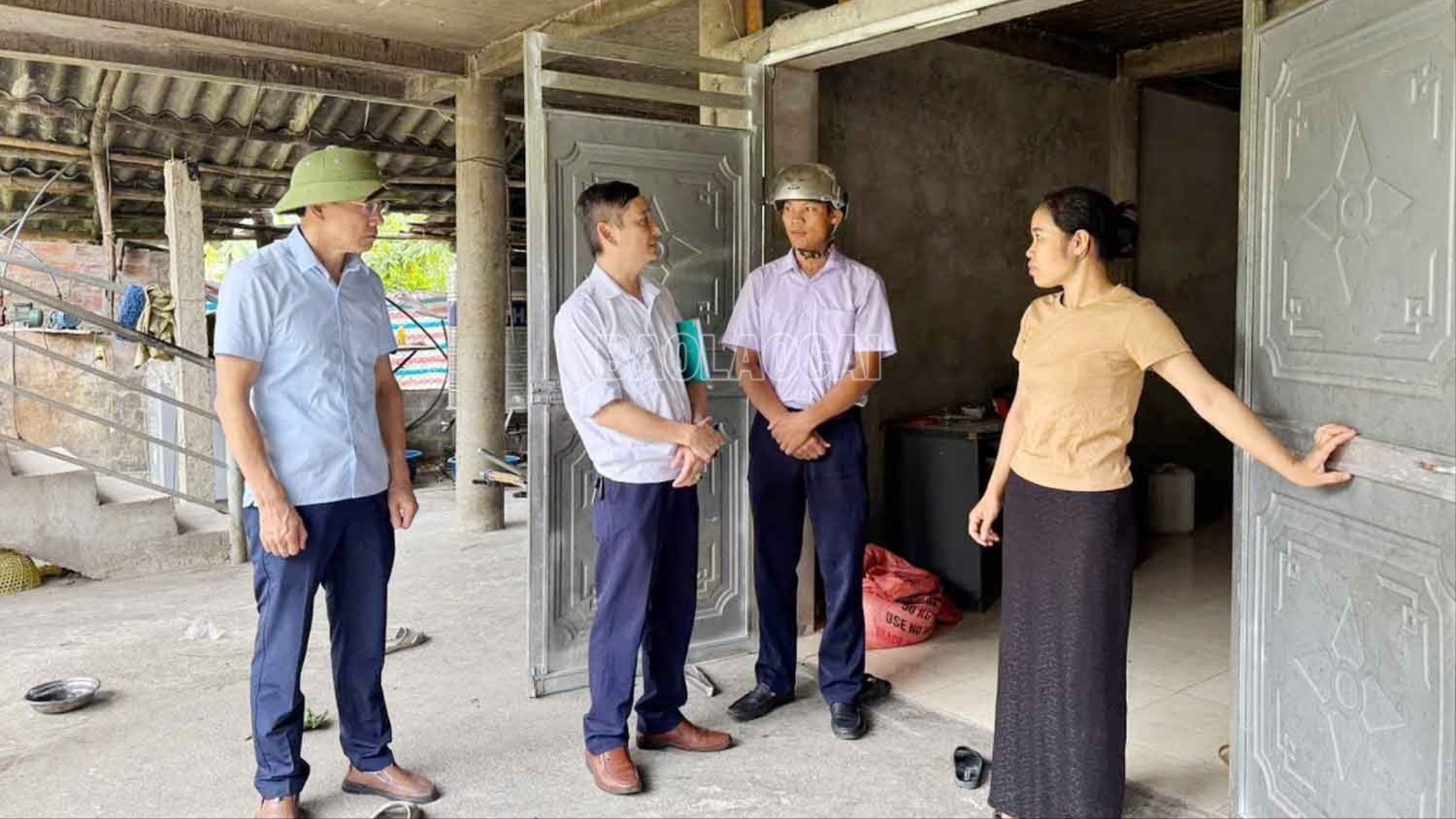 Đoàn công tác của Sở Nông nghiệp và Môi trường kiểm tra công tác phòng, chống dịch bệnh tại hộ dân. c-3.jpg