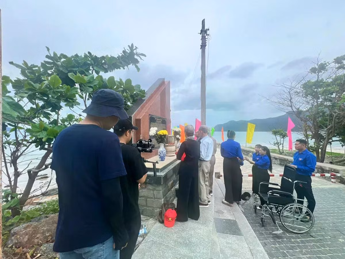 Ekip thực hiện phóng sự đang gấp rút thực hiện những cảnh quay cuối.