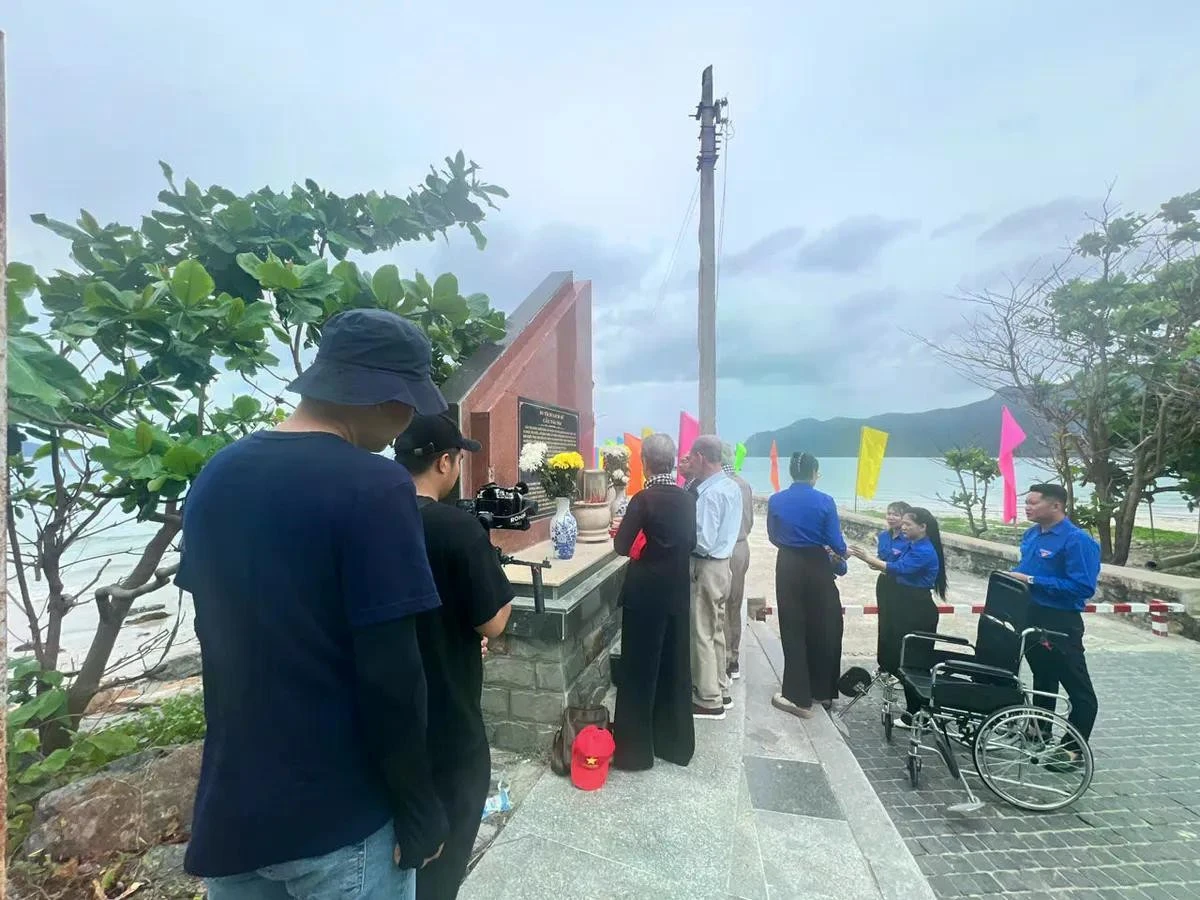 Ekip thực hiện phóng sự đang gấp rút thực hiện những cảnh quay cuối.