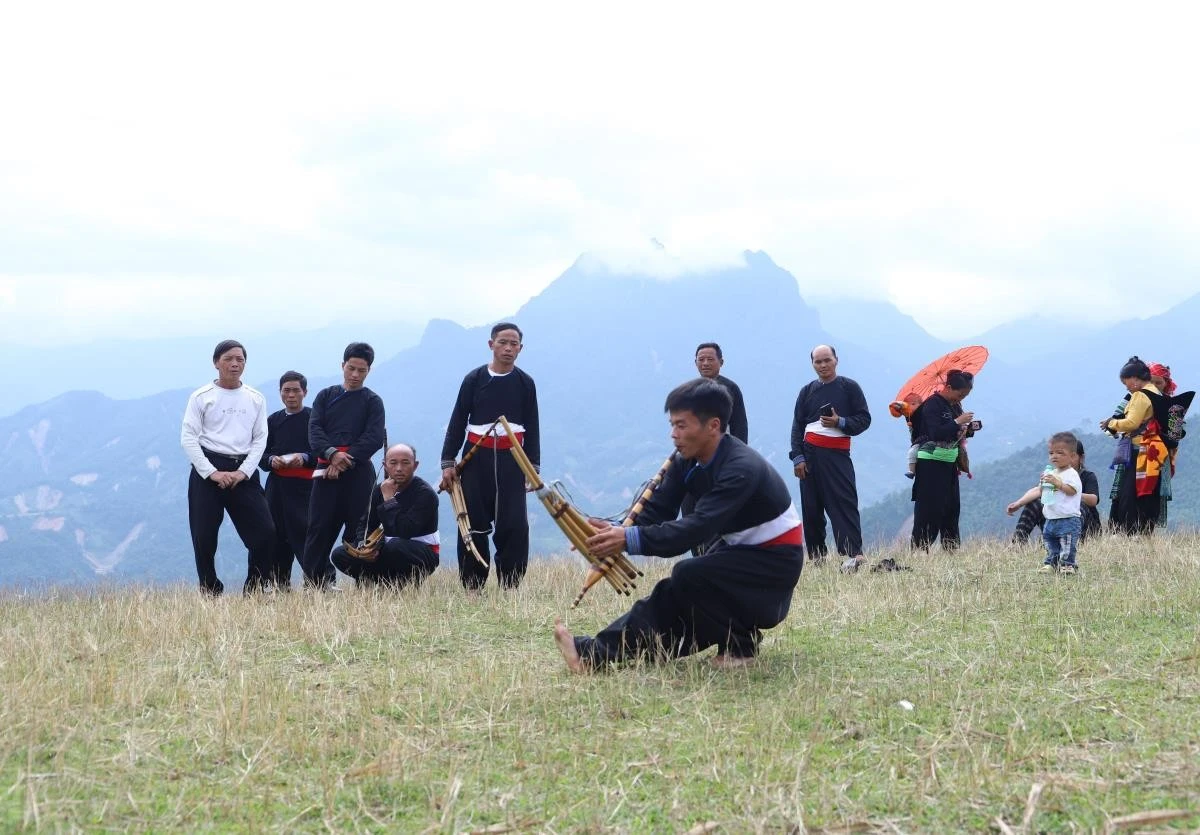Các chàng trai bản Tả Phìn say sưa học khèn để chung tay bảo tồn và phát huy giá trị văn hóa truyền thống của dân tộc.