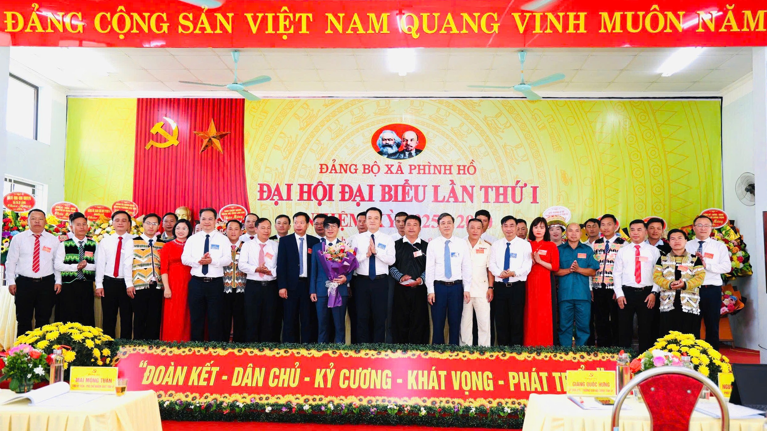 Ban Chấp hành Đảng bộ xã Phình Hồ nhiệm kỳ 2025 - 2030 ra mắt đại hội. ban-chap-hanh-dang-bo-xa-phinh-ho-nhiem-ky-2025-2030-ra-mat-dai-hoi.jpg
