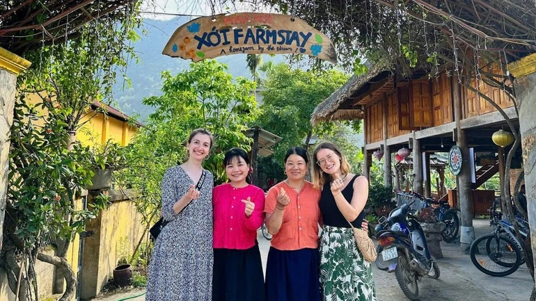 Du khách chụp hình lưu niệm tại Xới Farmstay.