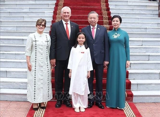Tổng Bí thư Tô Lâm và Phu nhân Ngô Phương Ly cùng Bí thư thứ Nhất Đảng Cộng sản Cuba, Chủ tịch nước Cộng hòa Cuba Miguel Díaz-Canel Bermúdez và Phu nhân Lis Cuesta Peraza chụp ảnh chung.