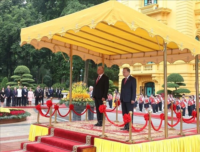 Tổng Bí thư Tô Lâm và Bí thư thứ Nhất, Chủ tịch nước Cuba Miguel Díaz-Canel Bermúdez trên bục danh dự, nghe Quân nhạc cử Quốc thiều hai nước.