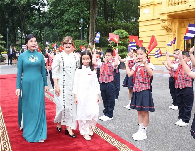 Phu nhân Ngô Phương Ly và Phu nhân Lis Cuesta Peraza với thiếu nhi Hà Nội tại lễ đón. Phu nhân Ngô Phương Ly và Phu nhân Lis Cuesta Peraza với thiếu nhi Hà Nội tại lễ đón.