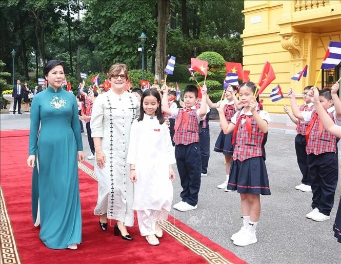 Phu nhân Ngô Phương Ly và Phu nhân Lis Cuesta Peraza với thiếu nhi Hà Nội tại lễ đón.