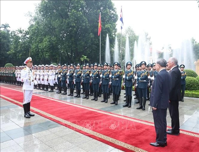 Tổng Bí thư Tô Lâm và Bí thư thứ Nhất, Chủ tịch nước Cuba Miguel Díaz-Canel Bermúdez duyệt Đội danh dự Quân đội nhân dân Việt Nam.