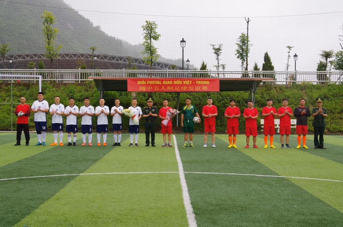 Thượng tá Trương Minh Đức, Phó Chỉ huy trưởng, Tham mưu trưởng BĐBP tỉnh Lai Châu tặng hoa chúc mừng hai đoàn tham gia giao lưu bóng đá mini.