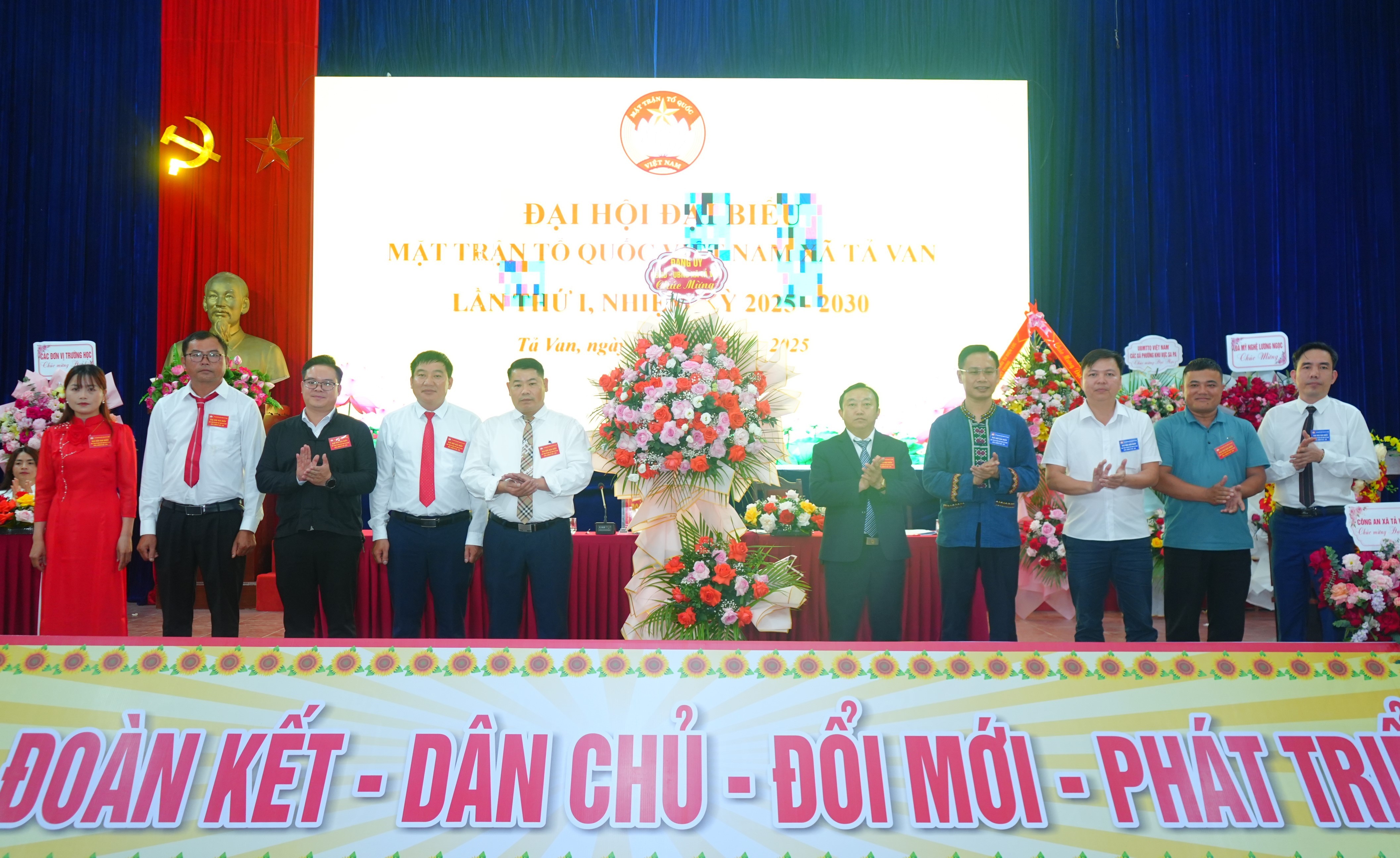 Lãnh đạo xã Tả Van tặng hoa chúc mừng đại hội. dsc03352.jpg