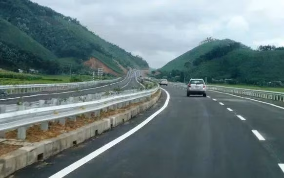 Phương tiện lưu thông trên tuyến Cao tốc Nội Bài - Lào Cai.