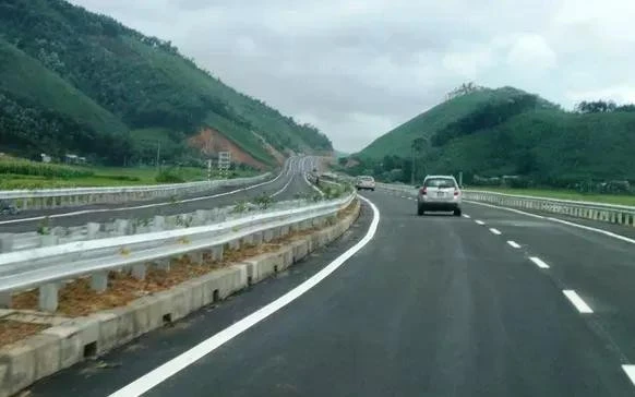Phương tiện lưu thông trên tuyến Cao tốc Nội Bài - Lào Cai.