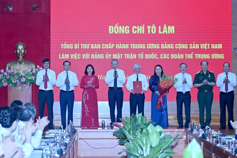 Tổng Bí thư Tô Lâm trao Quyết định của Bộ Chính trị về chức năng, nhiệm vụ, tổ chức bộ máy Cơ quan Ủy ban Trung ương Mặt trận Tổ quốc Việt Nam. Tổng Bí thư Tô Lâm trao Quyết định của Bộ Chính trị về chức năng, nhiệm vụ, tổ chức bộ máy Cơ quan Ủy ban Trung ương Mặt trận Tổ quốc Việt Nam.