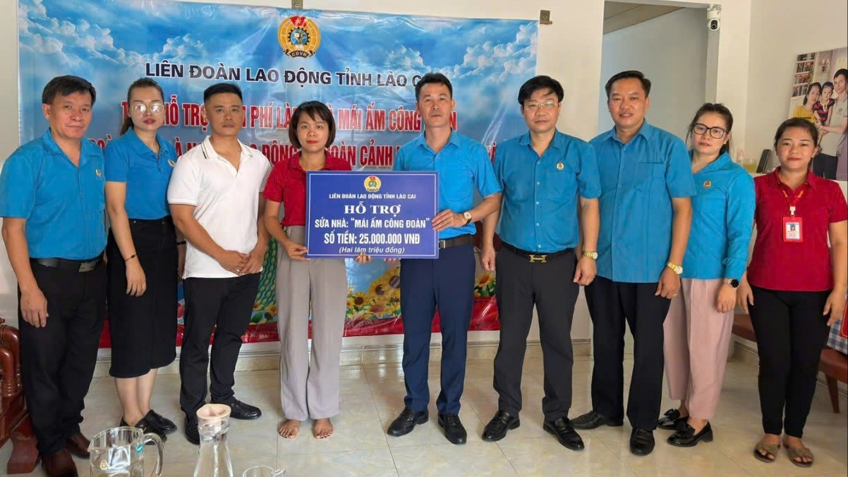 Lãnh đạo Liên đoàn Lao động tỉnh trao kinh phí sửa chữa nhà ở cho các đoàn viên. z6869377896557-065b50934cc6c0c3c5452c88073049e5.jpg