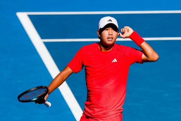 Learner Tien ăn mừng đầy cảm xúc trước Corentin Moutet.