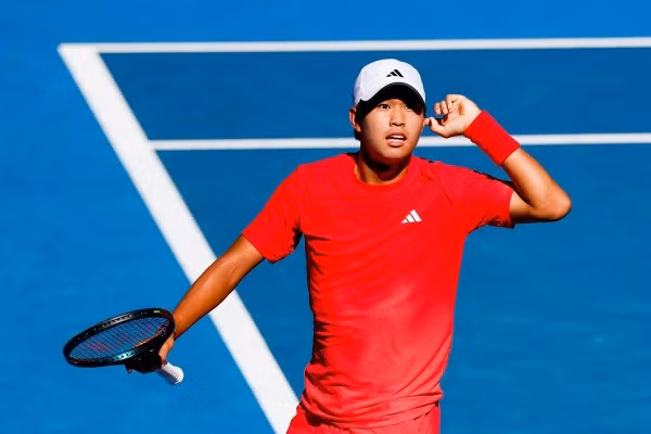 Learner Tien ăn mừng đầy cảm xúc trước Corentin Moutet.