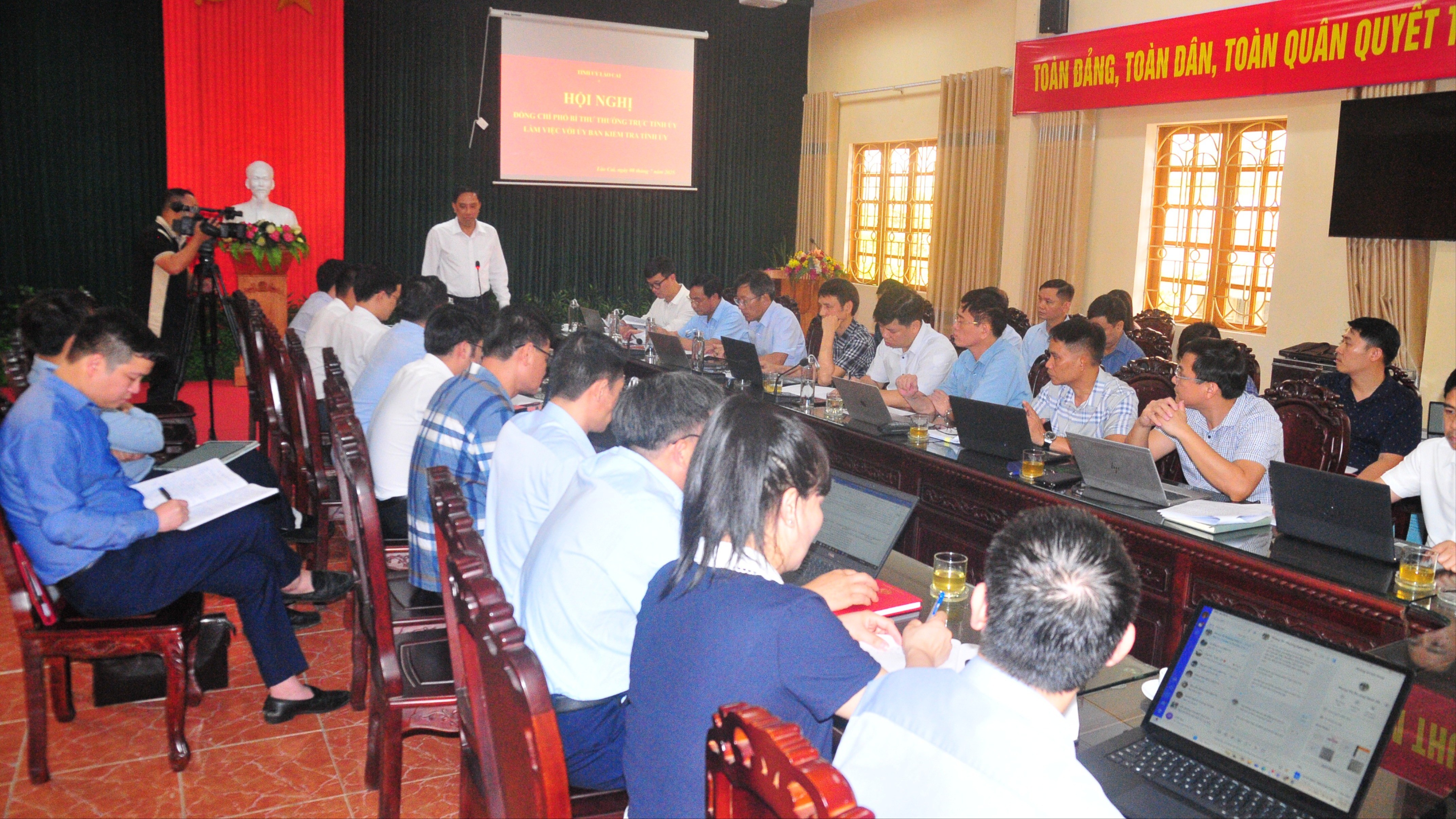Quang cảnh buổi làm việc. duc-1533.jpg