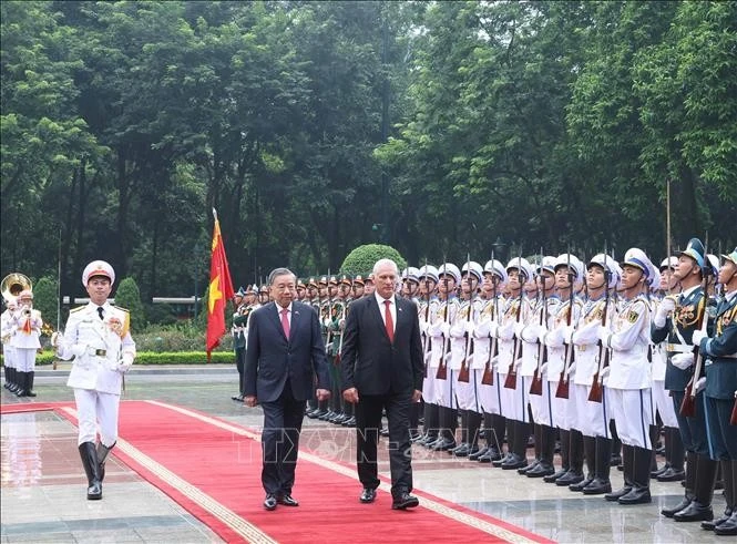Tổng Bí thư Tô Lâm và Bí thư thứ Nhất, Chủ tịch nước Cuba Miguel Díaz-Canel Bermúdez duyệt Đội danh dự Quân đội nhân dân Việt Nam.