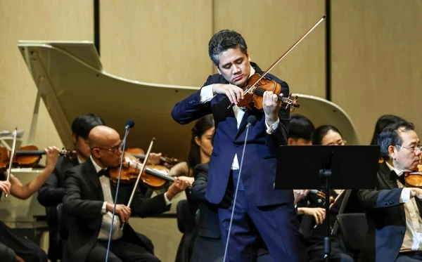 NSND Bùi Công Duy biểu diễn tác phẩm "Múa kiếm".