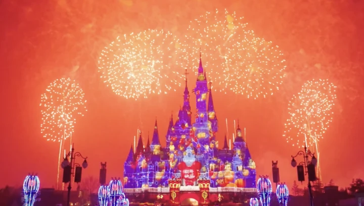 Disneyland Thượng Hải (Trung Quốc) chào đón năm mới 2026 bằng màn trình diễn pháo hoa đầy ấn tượng.