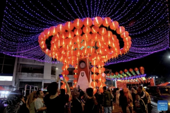 Người dân ngắm nhìn những chiếc đèn lồng đón Tết Nguyên đán ở Surakarta, tỉnh Trung Java - Indonesia.