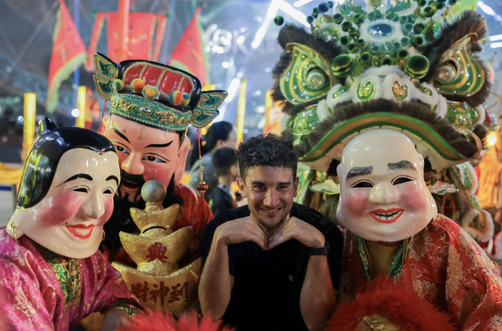 Bangkok, Thái Lan cũng rộn ràng những sự kiện chào mừng tết Nguyên đán 2026. Người dân đổ ra đường từ sớm để lưu lại khoảnh khắc đặc biệt này.