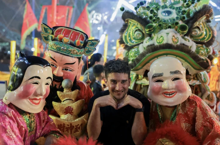 Bangkok, Thái Lan cũng rộn ràng những sự kiện chào mừng tết Nguyên đán 2026. Người dân đổ ra đường từ sớm để lưu lại khoảnh khắc đặc biệt này.