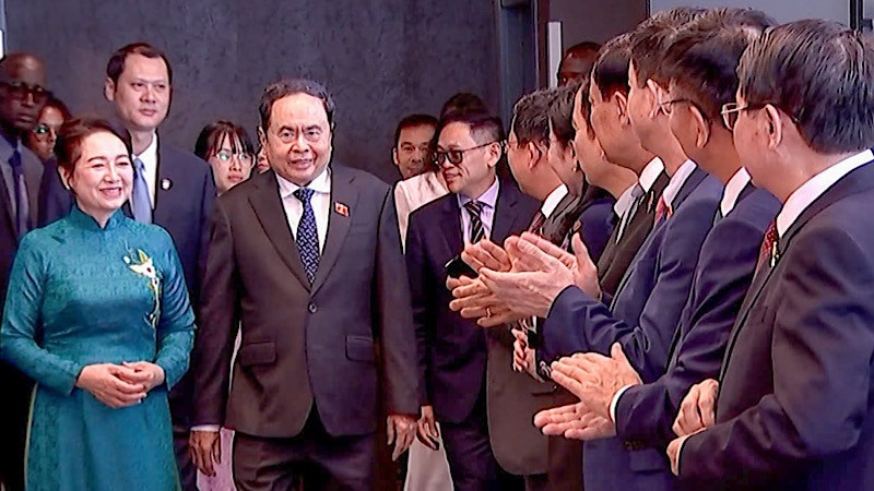 Chủ tịch Quốc hội Trần Thanh Mẫn cùng Phu nhân Nguyễn Thị Thanh Nga và Đoàn đại biểu cấp cao Việt Nam gặp mặt cán bộ Đại sứ quán, đại diện cộng đồng người Việt tại Senegal. Chủ tịch Quốc hội Trần Thanh Mẫn cùng Phu nhân Nguyễn Thị Thanh Nga và Đoàn đại biểu cấp cao Việt Nam gặp mặt cán bộ Đại sứ quán, đại diện cộng đồng người Việt tại Senegal.