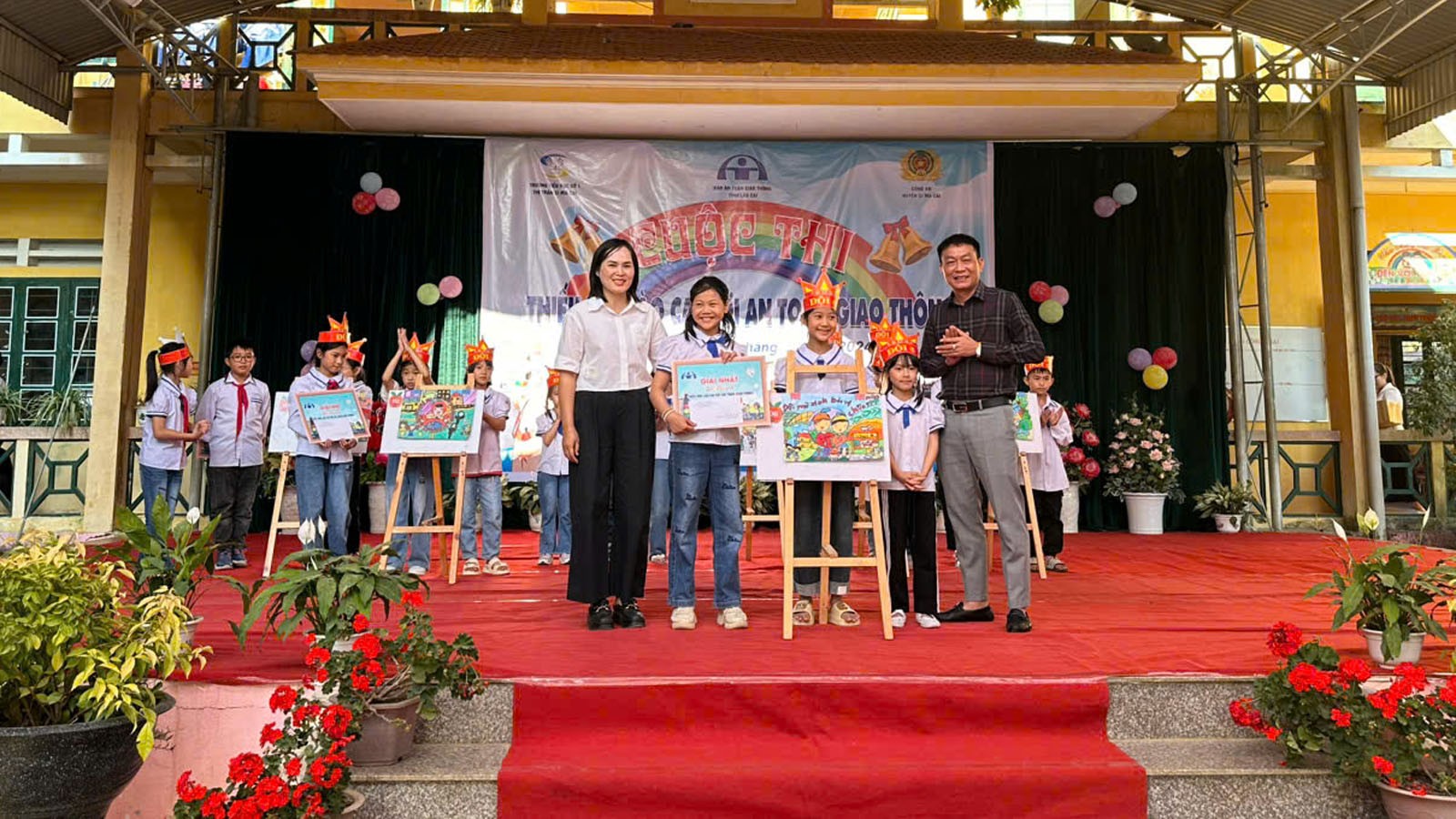 Trao giải phần thi vẽ tranh. trao-giai-tai-phan-thi-ve-tranh.jpg