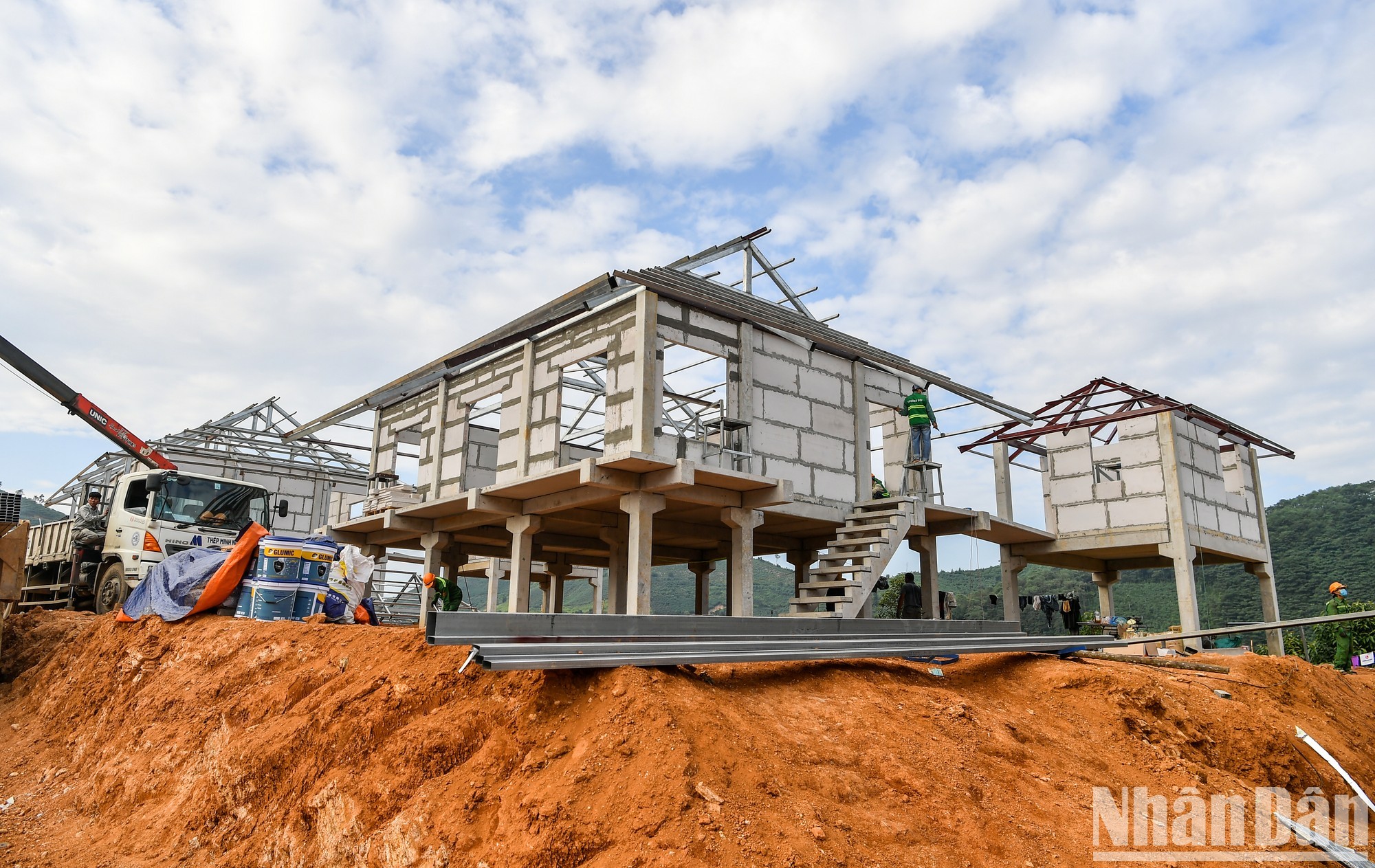 Việc xây dựng “Làng hạnh phúc” sẽ góp phần xoa dịu những đau thương, mất mát của người dân Làng Nủ sau thiên tai; phát huy hơn nữa vai trò chủ thể của người dân trong xây dựng nông thôn mới; huy động tối đa các nguồn lực sẵn có trong nhân dân với sự hỗ trợ có hiệu quả của Nhà nước để phục vụ lợi ích của người dân. Giấc mơ ấy sẽ được bắt đầu từ chính những công trình như thế này hôm nay... Việc xây dựng “Làng hạnh phúc” sẽ góp phần xoa dịu những đau thương, mất mát của người dân Làng Nủ sau thiên tai; phát huy hơn nữa vai trò chủ thể của người dân trong xây dựng nông thôn mới; huy động tối đa các nguồn lực sẵn có trong nhân dân với sự hỗ trợ có hiệu quả của Nhà nước để phục vụ lợi ích của người dân. Giấc mơ ấy sẽ được bắt đầu từ chính những công trình như thế này hôm nay...