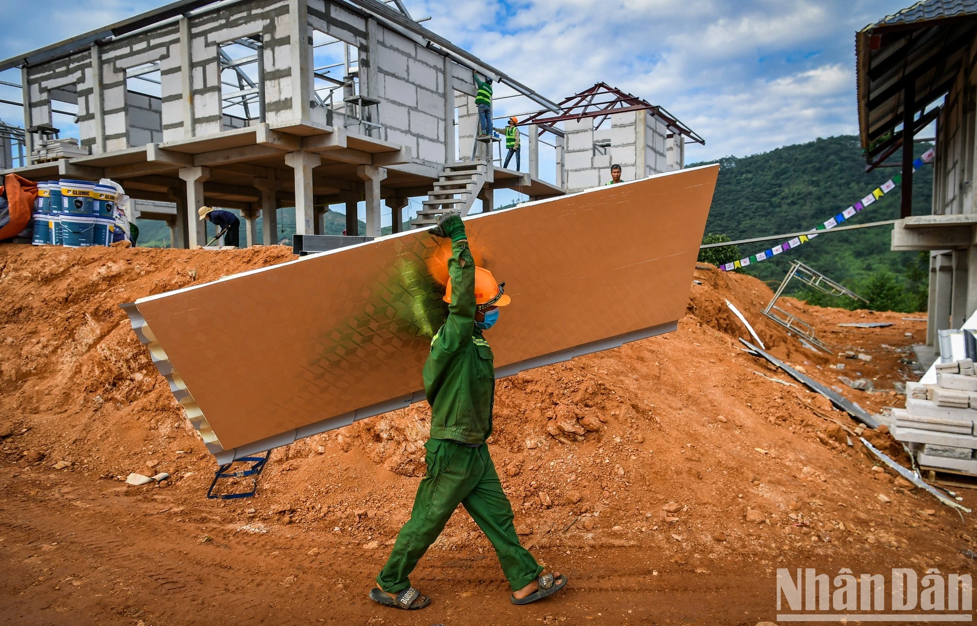 Nhìn những căn nhà mới dần hình thành, tất cả đều thêm quyết tâm, thêm sức mạnh để làm việc.