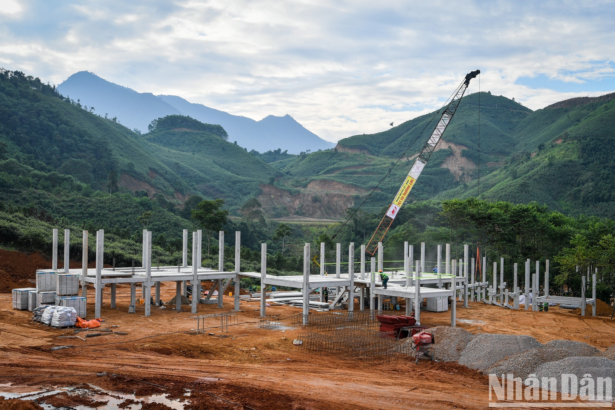 Địa phương phấn đấu đến hết năm 2025 hoàn thành các đặc trưng cơ bản, như: cấu trúc không gian, kiến trúc cảnh quan được bảo tồn và chỉnh trang kết hợp hài hòa giữa truyền thống và hiện đại; kết cấu hạ tầng kinh tế-xã hội đồng bộ, thuận lợi, phục vụ tốt sản xuất và đáp ứng nhu cầu dân sinh; môi trường cảnh quan sáng, xanh, sạch, đẹp, an toàn, văn minh, giàu bản sắc văn hóa truyền thống; hệ sinh thái tự nhiên được khôi phục, cải tạo; các hình thức sinh hoạt văn hóa, thể thao dân gian truyền thống được giữ gìn và phát huy; người dân được hỗ trợ nâng cao năng lực phát triển sản xuất, kinh doanh, tạo sinh kế, việc làm ổn định tại chỗ, nâng cao thu nhập... Địa phương phấn đấu đến hết năm 2025 hoàn thành các đặc trưng cơ bản, như: cấu trúc không gian, kiến trúc cảnh quan được bảo tồn và chỉnh trang kết hợp hài hòa giữa truyền thống và hiện đại; kết cấu hạ tầng kinh tế-xã hội đồng bộ, thuận lợi, phục vụ tốt sản xuất và đáp ứng nhu cầu dân sinh; môi trường cảnh quan sáng, xanh, sạch, đẹp, an toàn, văn minh, giàu bản sắc văn hóa truyền thống; hệ sinh thái tự nhiên được khôi phục, cải tạo; các hình thức sinh hoạt văn hóa, thể thao dân gian truyền thống được giữ gìn và phát huy; người dân được hỗ trợ nâng cao năng lực phát triển sản xuất, kinh doanh, tạo sinh kế, việc làm ổn định tại chỗ, nâng cao thu nhập...