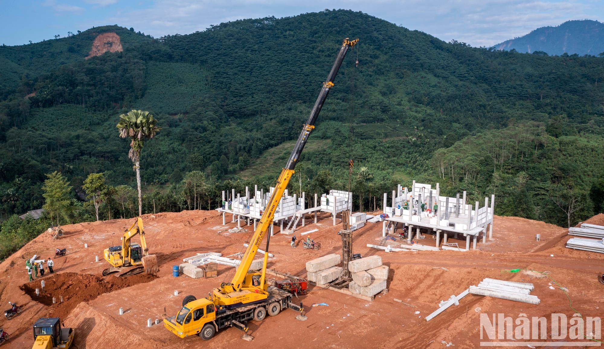 Máy móc hoạt động ngày đêm để ép cọc, tạo móng trên công trường dựng xây thôn Làng Nủ mới. Máy móc hoạt động ngày đêm để ép cọc, tạo móng trên công trường dựng xây thôn Làng Nủ mới.