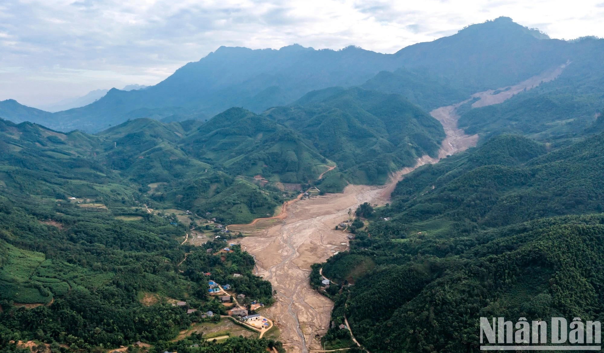 Nhìn về phía bản cũ, anh Sầm Văn Bóng khẽ thở dài. Nhưng rất nhanh, người đàn ông đã mất đi 5 thân nhân trong thảm họa đầu tháng 9 đã quay trở lại với công việc thường ngày: Chung tay cùng bộ đội tái thiết làng mới - ngôi làng của hy vọng và tương lai.