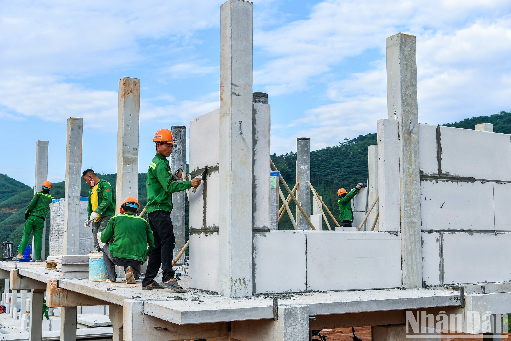 Những người công nhân mang màu áo lính miệt mài trên công trường ngày cuối tháng 10. Những người công nhân mang màu áo lính miệt mài trên công trường ngày cuối tháng 10.