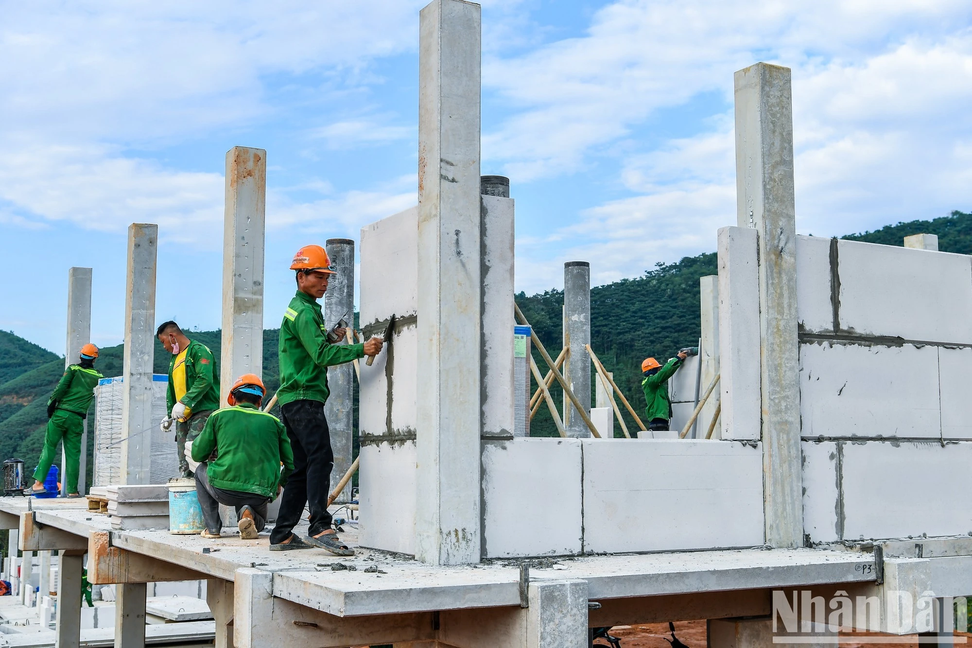 Những người công nhân mang màu áo lính miệt mài trên công trường ngày cuối tháng 10.