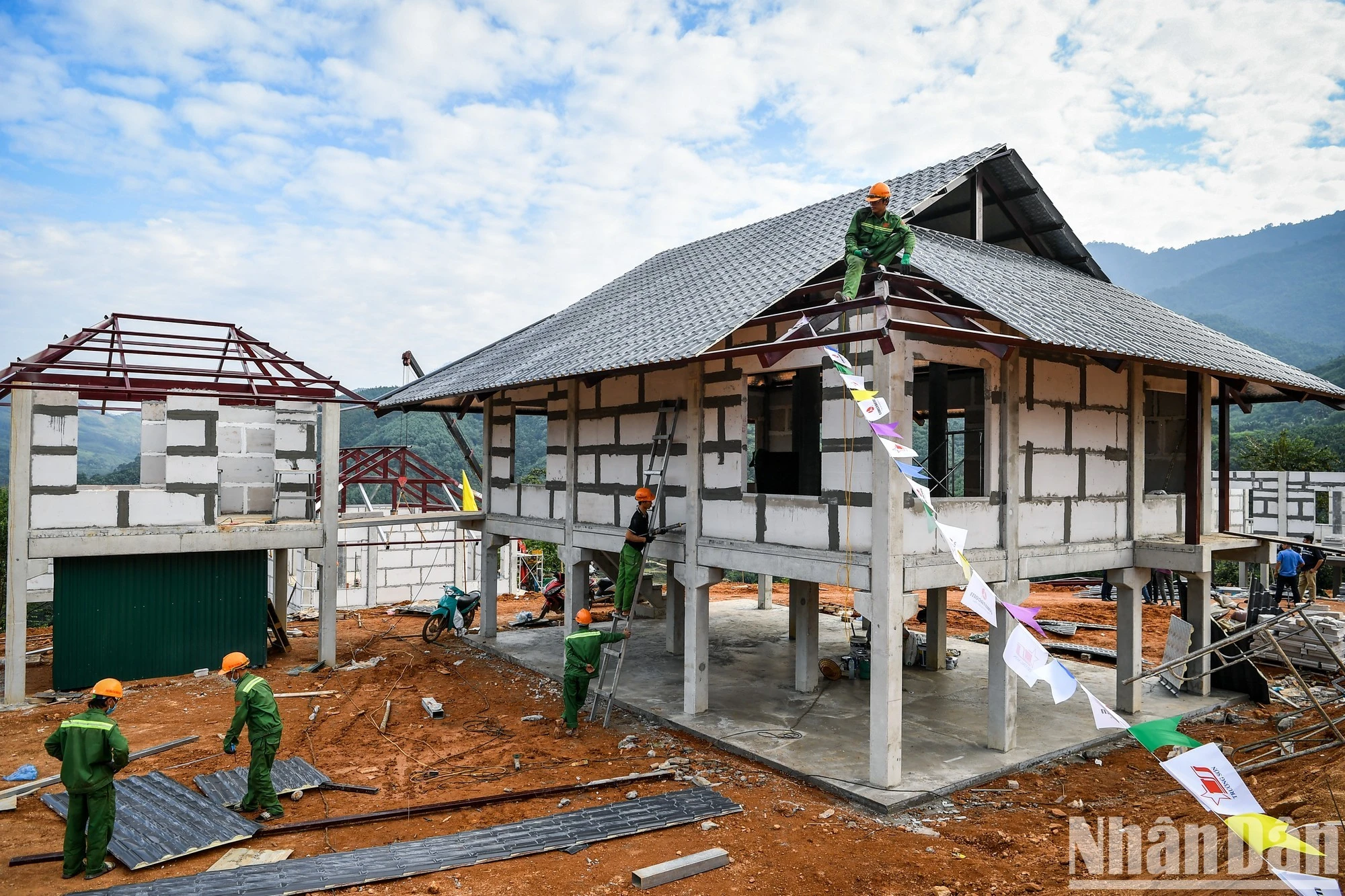 Để rút ngắn thời gian, đơn vị thi công đã đúc sẵn cột và dầm đỡ bằng bê-tông và các tấm panen lát sàn từ một địa điểm rồi vận chuyển đến công trường để lắp đặt thành khung nhà sàn hoàn chỉnh. Hiện tại, những ngôi nhà sàn đầu tiên bao gồm lắp tường và lợp mái, cùng với bếp đã được hoàn thiện.