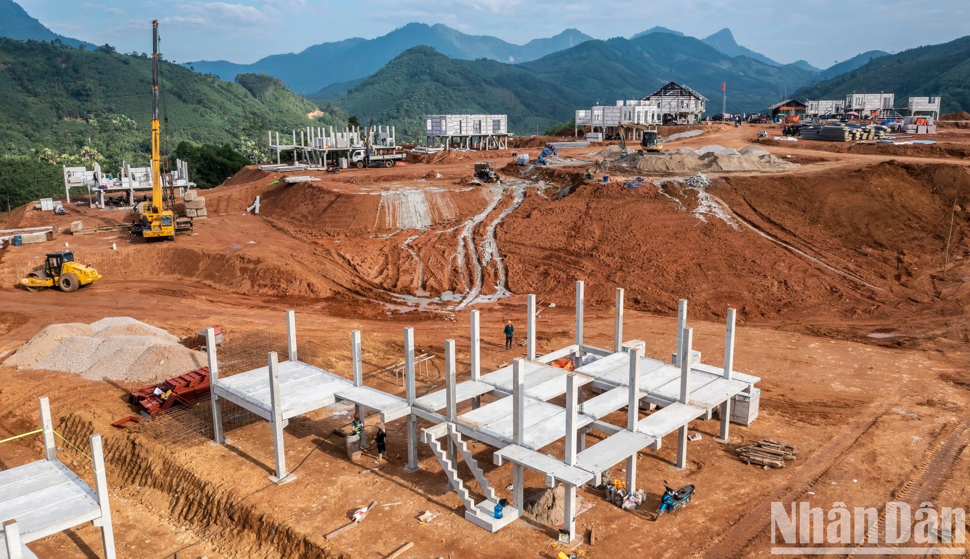 Hình hài đầu tiên của thôn mới đang được thành hình trên đỉnh đồi sim - điểm cách bản cũ không xa.