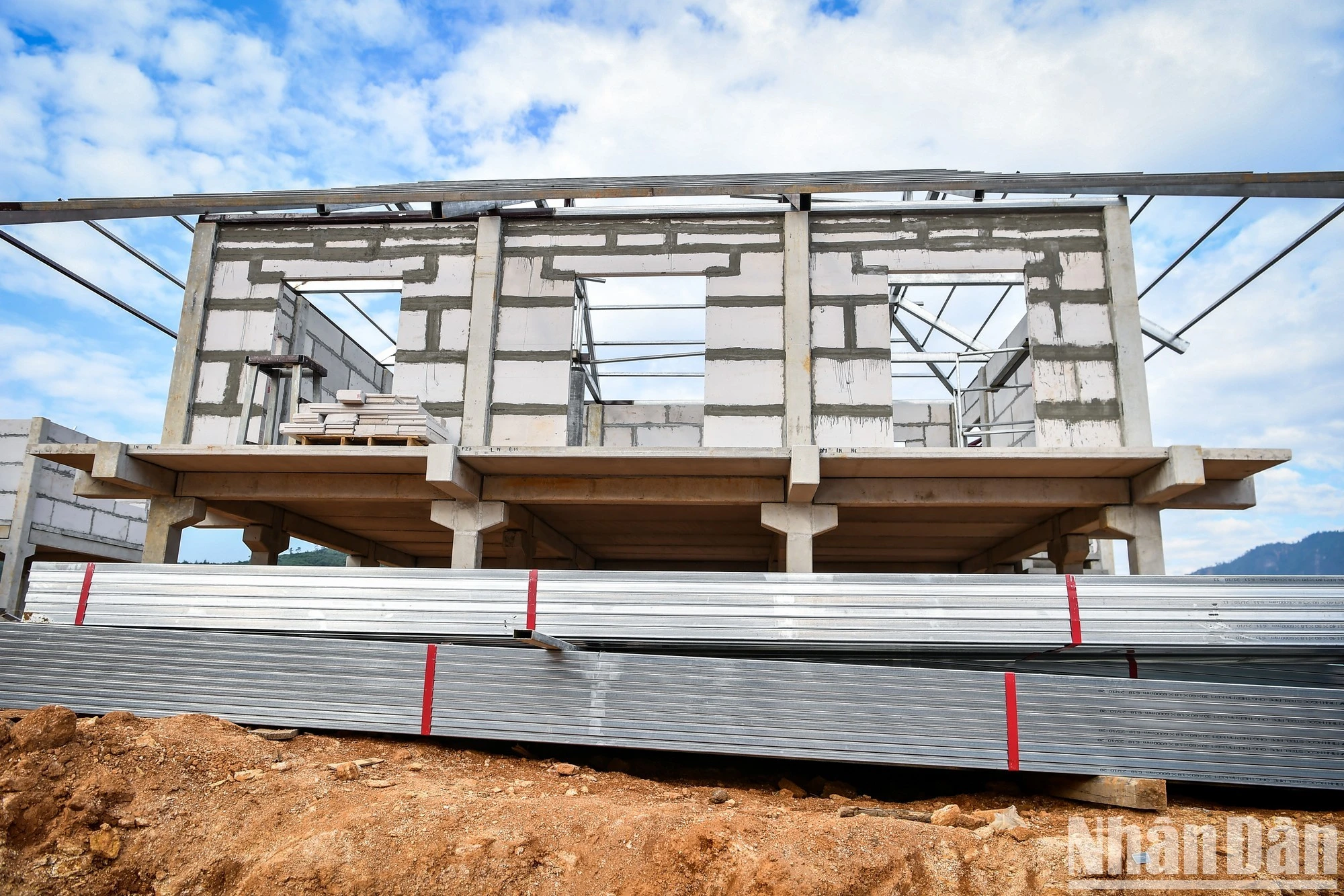 Thượng tá Vũ Đình Dũng, Binh đoàn 12, Chỉ huy công trường xây dựng cho biết, ngay sau khi nhận nhiệm vụ, toàn bộ cán bộ, chiến sĩ của Binh đoàn 12 đã xác định đây là một dự án trọng điểm, có ý nghĩa nên đều có quyết tâm rất cao.