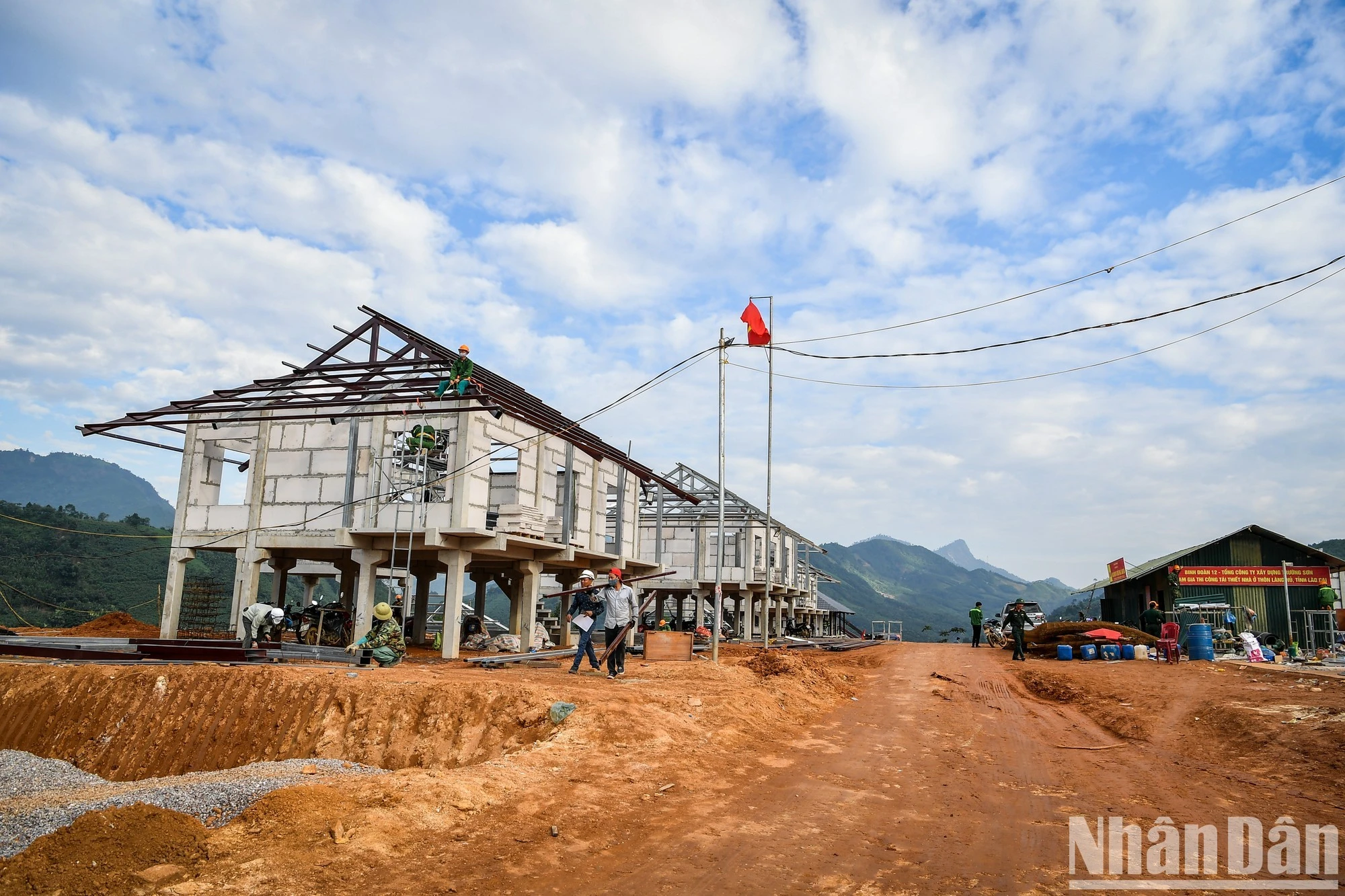 "Hiện tại lực lượng trên công trường được duy trì khoảng 330 người, kèm khoảng 65 đầu máy móc, thiết bị, ô-tô vận chuyển các loại. Anh em quyết tâm hoàn thành Làng Nủ mới trong thời gian sớm nhất để bà con yên tâm", Thượng tá Vũ Đình Dũng nhấn mạnh.