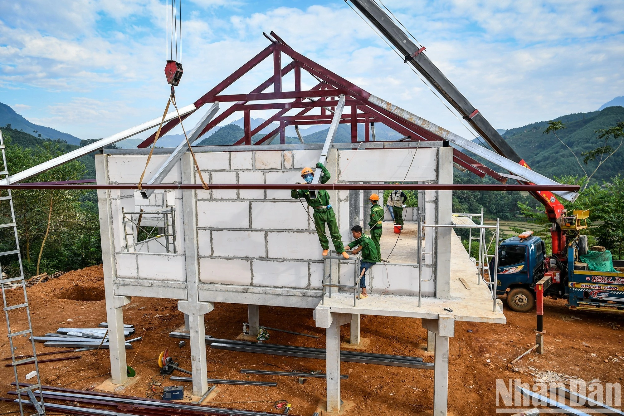 Theo đó, cấp ủy, chính quyền và người dân thôn Làng Nủ quyết tâm xây dựng thôn Làng Nủ trở thành nơi đáng sống, ngày càng phát triển đồng bộ, bền vững về kinh tế, văn hóa, xã hội, môi trường và quốc phòng, an ninh; giữ được sự cân bằng sinh thái, hài hòa với thiên nhiên, bản sắc văn hóa dân tộc; người dân có cuộc sống ổn định, ấm no và hạnh phúc; sớm hoàn thành các mục tiêu về xây dựng nông thôn mới kiểu mẫu.