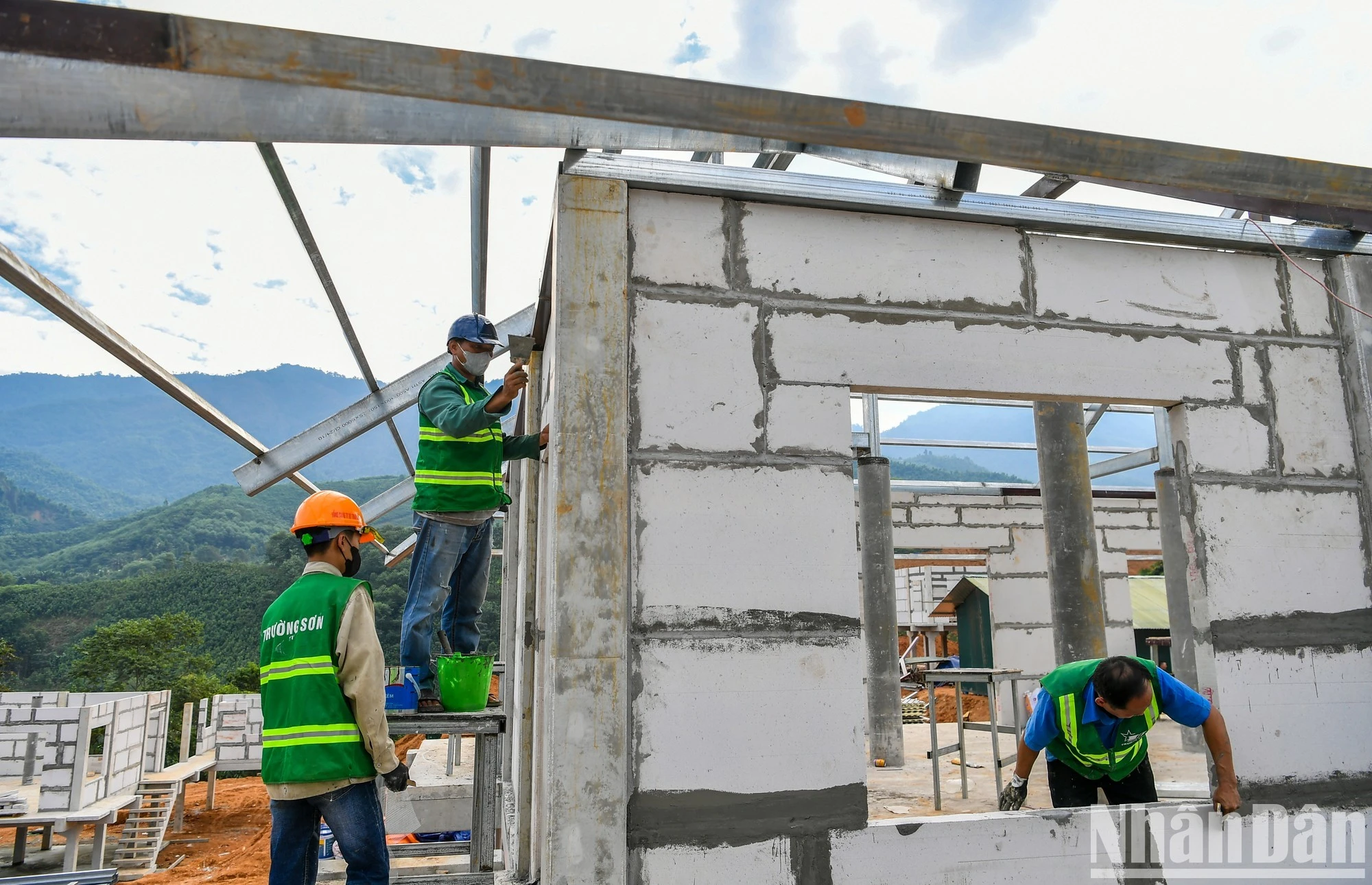 "Bà con đã chịu quá nhiều đau thương. Anh em chúng tôi càng cố gắng hết sức mình, mong Làng Nủ mới sớm được hoàn thành", anh Công chia sẻ.