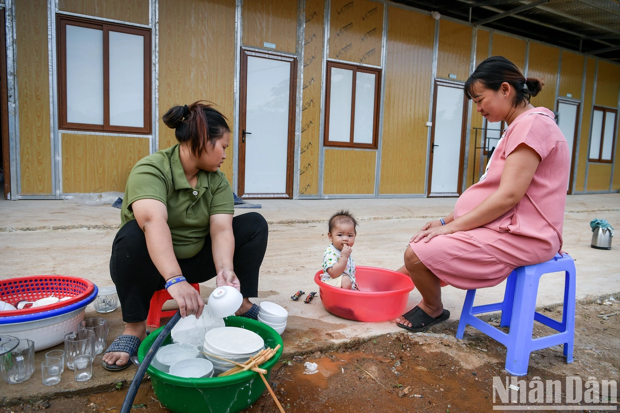 Bốn dãy nhà tạm cư gồm 23 căn nằm trên bãi đất rộng hơn 2.000m2. Phòng nằm cạnh nhau, chung khoảnh sân, đầu hồi trồng hoa giấy. Trước cửa mỗi nhà đều gắn tên chủ hộ.