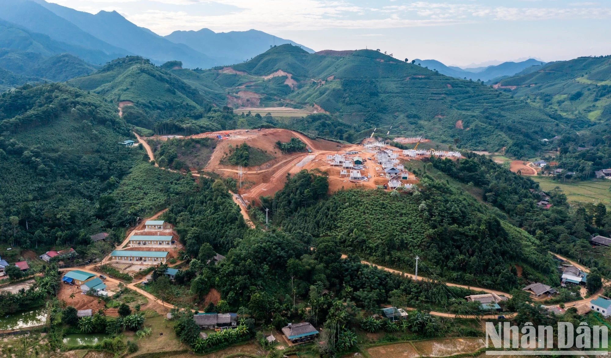 Làng mới, bản mới... nằm trên ngọn đồi cao, cách Làng Nủ cũ không xa theo đường chim bay. Mỗi công trình ở đây, với những người vừa trải qua đau thương như anh Bóng, là một biểu tượng của hy vọng sống...