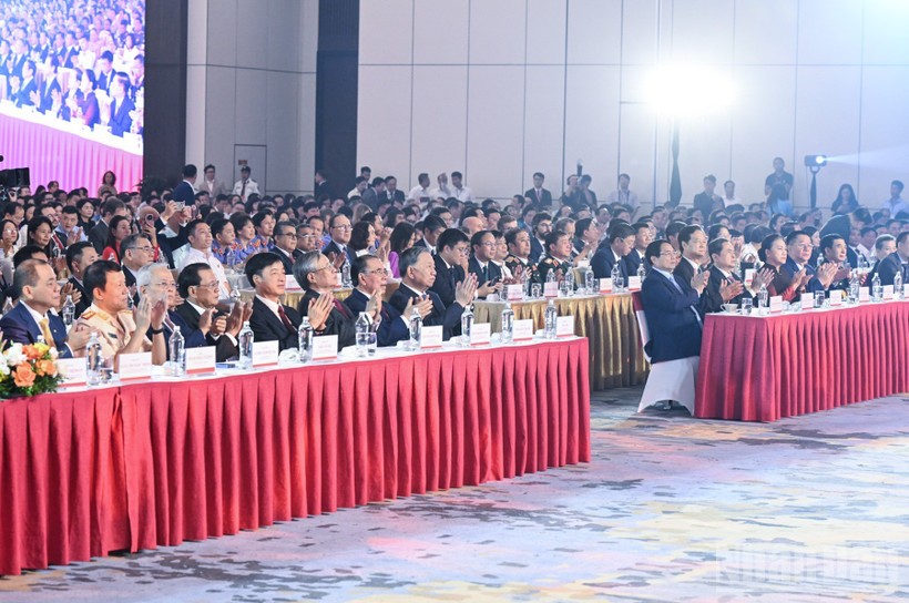 Tổng Bí thư Tô Lâm, Thủ tướng Phạm Minh Chính, Chủ tịch Quốc hội Trần Thanh Mẫn cùng các đồng chí Lãnh đạo, nguyên lãnh đạo Đảng, Nhà nước, lãnh đạo các ban, bộ, ngành, địa phương, các đại biểu tham dự Lễ khai mạc Triển lãm thành tựu đất nước. Tổng Bí thư Tô Lâm, Thủ tướng Phạm Minh Chính, Chủ tịch Quốc hội Trần Thanh Mẫn cùng các đồng chí Lãnh đạo, nguyên lãnh đạo Đảng, Nhà nước, lãnh đạo các ban, bộ, ngành, địa phương, các đại biểu tham dự Lễ khai mạc Triển lãm thành tựu đất nước.