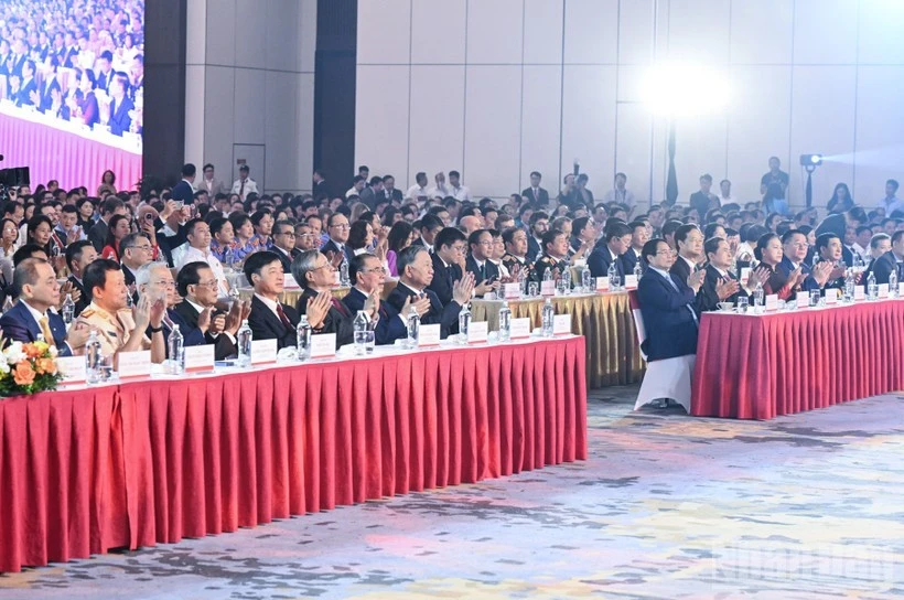 Tổng Bí thư Tô Lâm, Thủ tướng Phạm Minh Chính, Chủ tịch Quốc hội Trần Thanh Mẫn cùng các đồng chí Lãnh đạo, nguyên lãnh đạo Đảng, Nhà nước, lãnh đạo các ban, bộ, ngành, địa phương, các đại biểu tham dự Lễ khai mạc Triển lãm thành tựu đất nước.