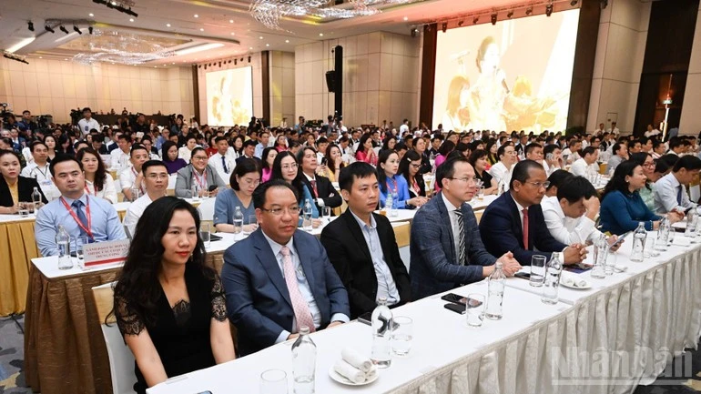 Các đại biểu tham dự Lễ khai mạc Triển lãm.