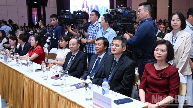 Đại diện lãnh đạo các tập đoàn, doanh nghiệp tham dự Lễ khai mạc Triển lãm thành tựu đất nước.