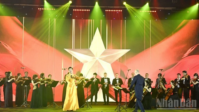 Một tiết mục nghệ thuật được biểu diễn tại Lễ khai mạc Triển lãm.