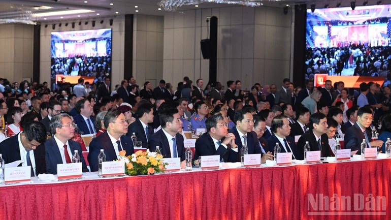 Đại diện lãnh đạo các ban, bộ, ngành, cơ quan Trung ương, các đại biểu tham dự Lễ khai mạc Triển lãm.