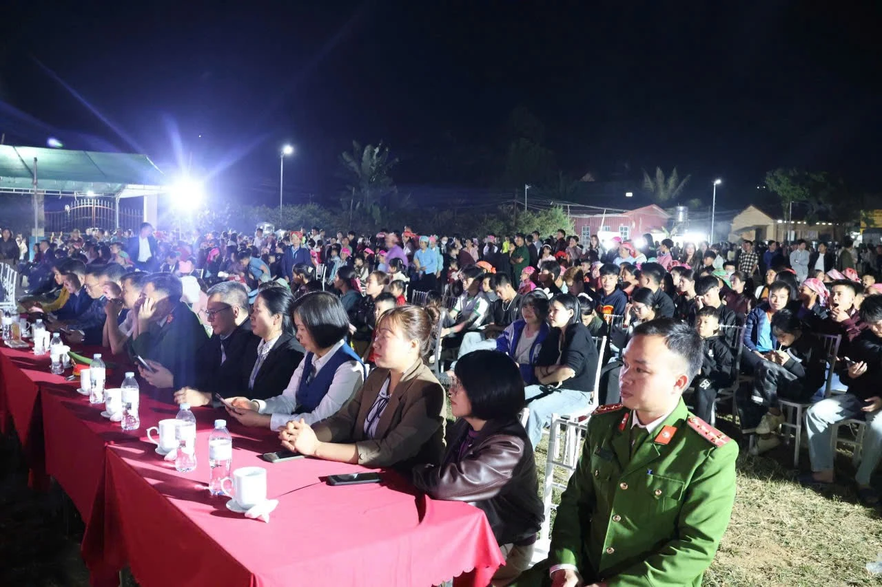 Cán bộ và Nhân dân đón xem, cổ vũ chương trình.